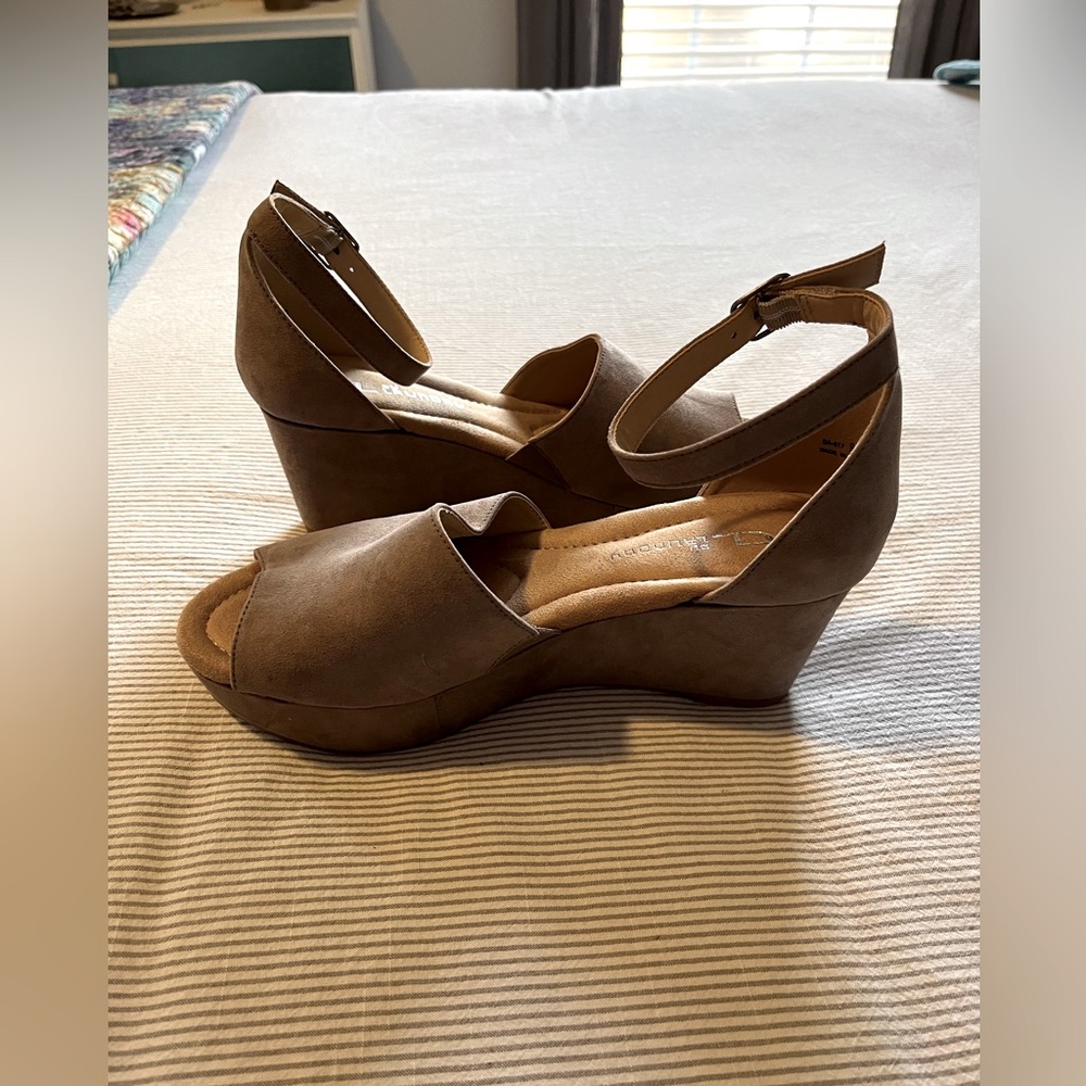 CL by Chinese Laundry beige wedge sandals size 9